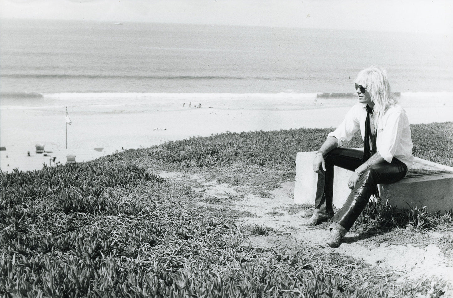 Vince Neil looks out over the Pacific Ocean circa 1983